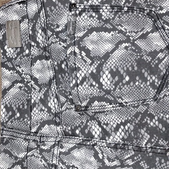 SEVEN7 Tummy Less Gray Snakeskin Print Five Pocket High Rise Skinny Leg Jean - Picture 13 of 15